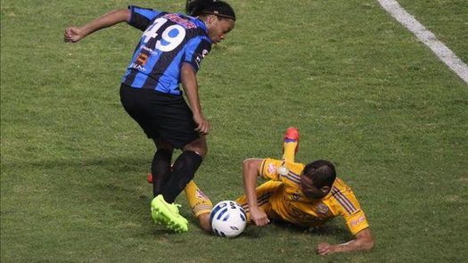 Las Chivas del Guadalajara reciben al Querétaro de Ronaldiho