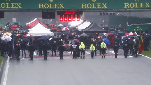 Bandera roja después de empezar a rodar detrás del coche de seguridad en Spa
