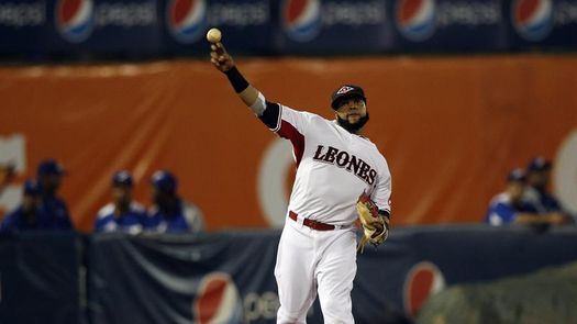 3-2. Santana empuja dos en victoria de los Reales sobre los Angelinos