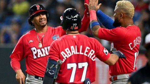José Ramos (izquierda), José Caballero (77) y Allen Córdoba (derecha) son tres de los peloteros que estuvieron con Panamá en el Clásico Mundial del 2023 y que podrían repetir para la edición 2026. Foto: Archivo