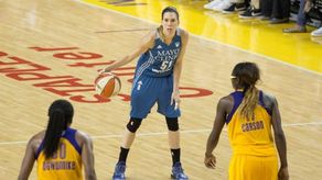 Los Ángeles Sparks toman ventaja ante las Minnesota Lynx de Anna Cruz