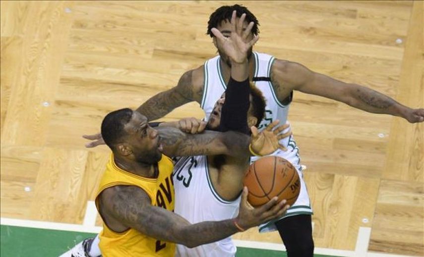108-86. James siguió de líder en el debut de Irving