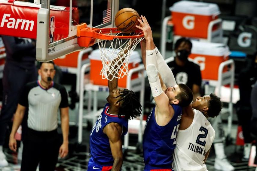 Los Clippers tiran de garra para remontar sin sus estrellas a los Grizzlies
