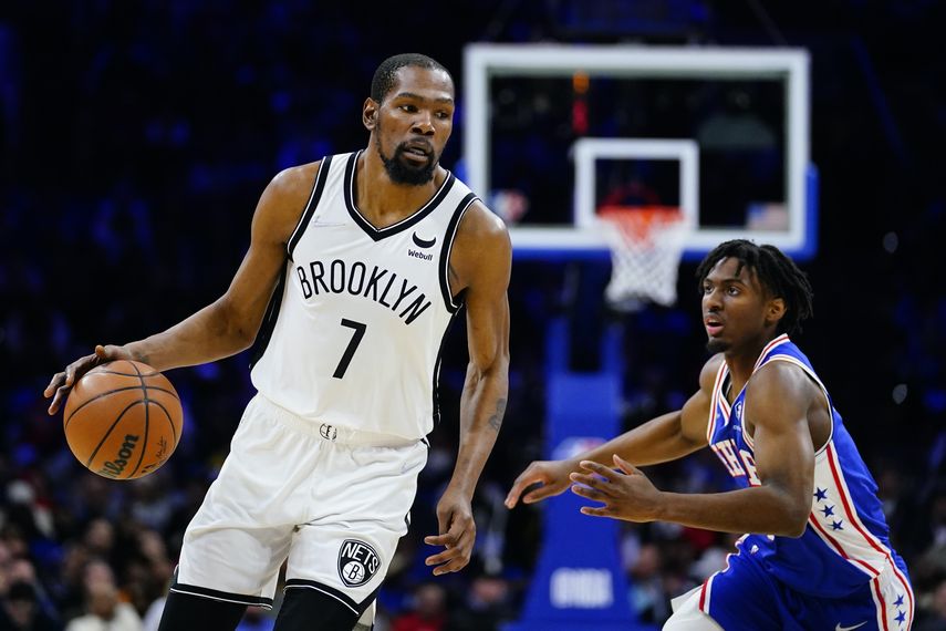Kevin Durant lideró a los Nets en la victoria ante los 76ers