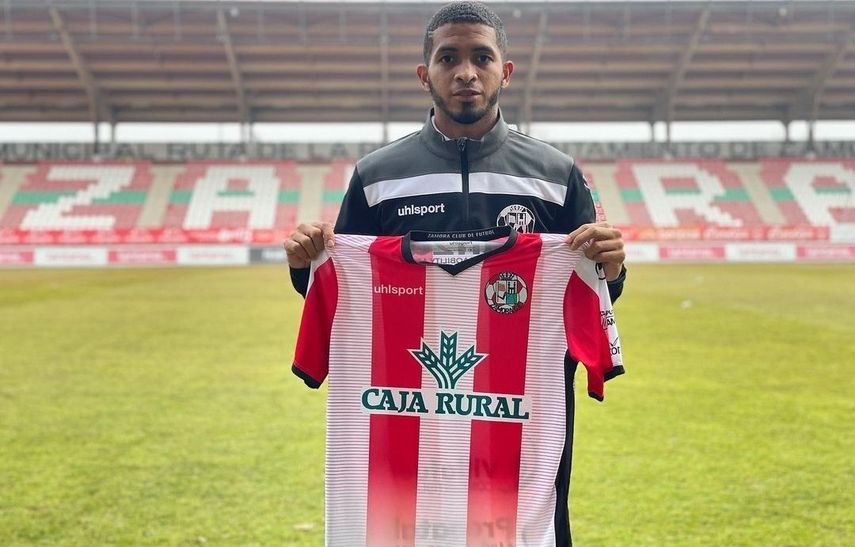 Yanis con la rojiblanca del Zamora CF.&nbsp;
