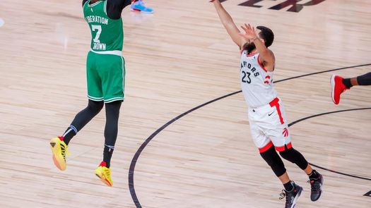 Celtics arrollan a los campeones; Nets y Magic jugarán los playoffs