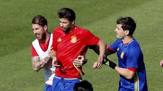 Casillas, Ramos, Piqué, Puyol, Xavi e Iniesta en el 11 histórico de UEFA