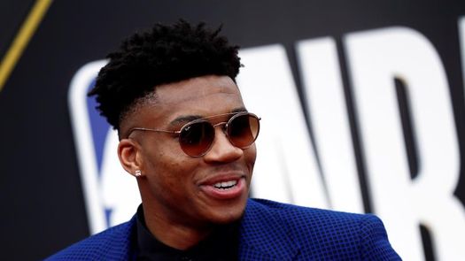 Antetokounmpo se da baño de popularidad; promete mejorar y volver a ser MVP