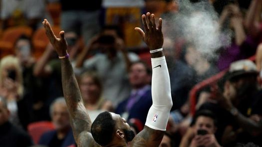 110-113. Davis y James detienen la carrera de los Heat en casa