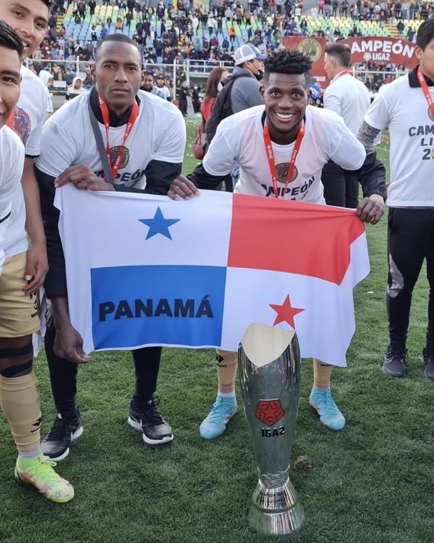 Fajardo y Ayarza celebran con la bandera de Panamá.&nbsp;