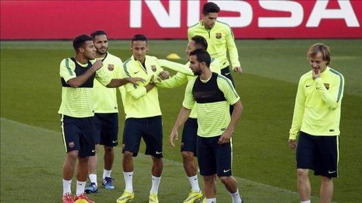 El Barcelona se ejercita en el césped del Parque de los Príncipes