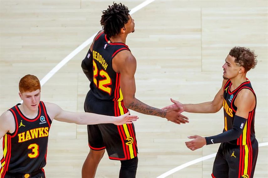 116-93. Young y Bogdanovic dejan a los Hawks con el séptimo triunfo seguido