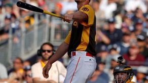 1-2. Myers conecta doble y remolca la victoria de los Padres