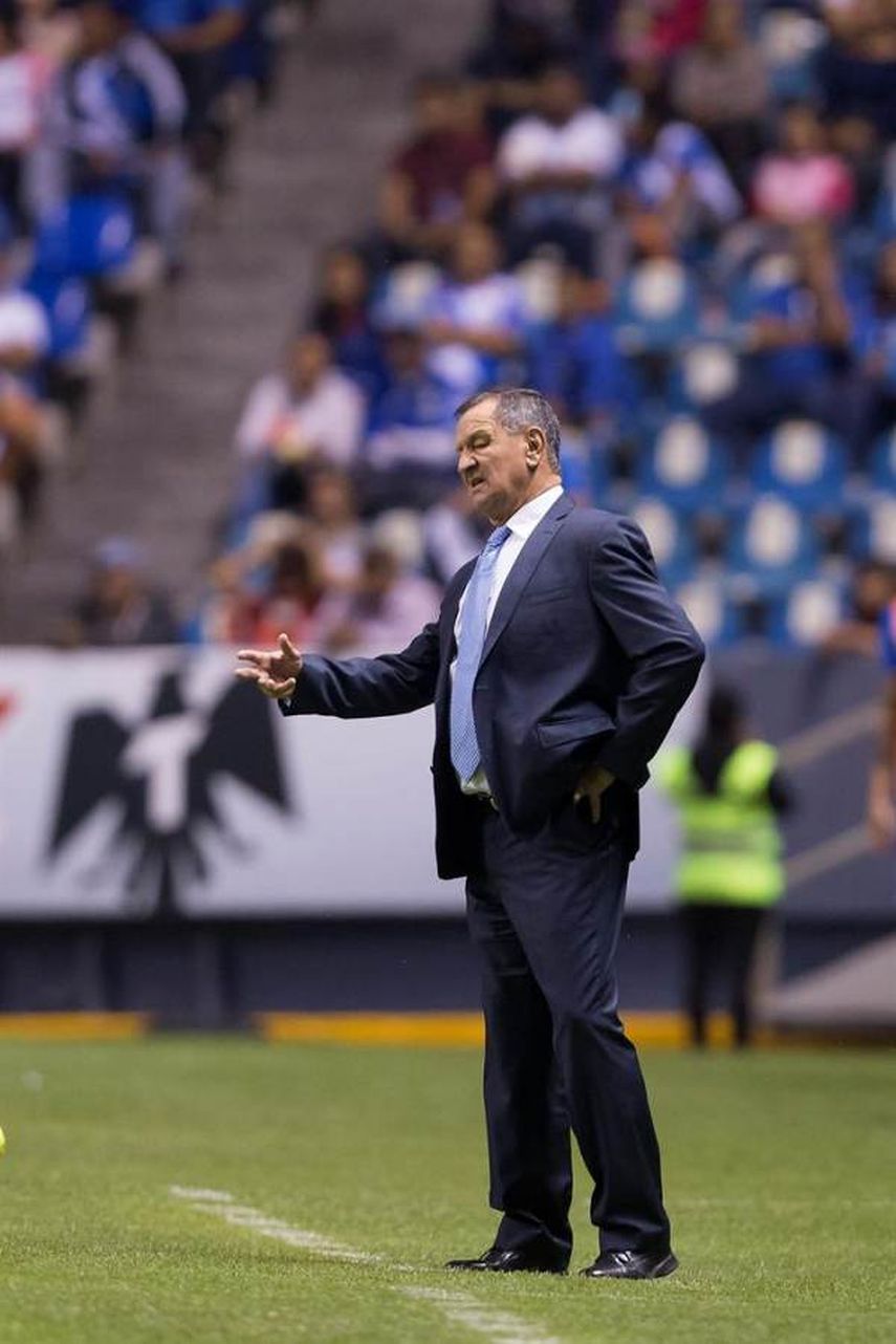 Enrique Meza extiende su contrato con el Puebla del fútbol mexicano
