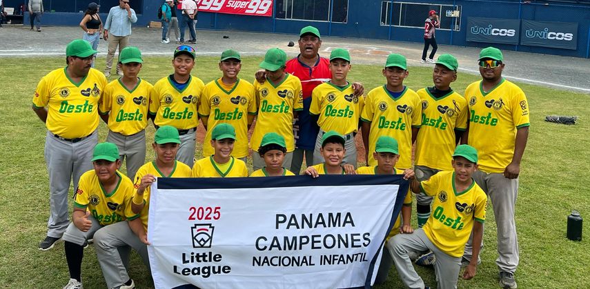 El equipo de Panamá Oeste dirigido por Elpidio Pinto posa con el banderín de campeones nacionales que le da el boleto a la Serie Mundial de Williamsport. Foto: Cortesía/Elías Tuñón