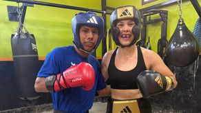 La panameña Nataly Delgado ha estado recibiendo ayuda del seleccionado nacional Armando Flores (izquierda) en sus primeras sesiones de guanteo con miras a su gran pelea. Foto: Cortesía/Team Delgado
