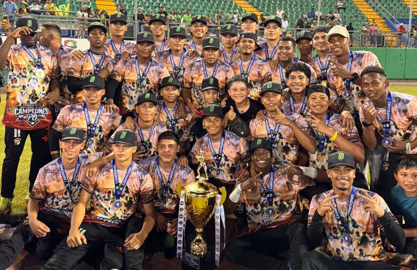 Los jugadores del equipo de Panamá Oeste posan tras recibir el trofeo de campeones del béisbol Juvenil 2026. Foto: Cortesía/Memphys Colina