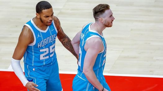 121-124. Monk lidera una victoria polémica de Hornets ante Suns
