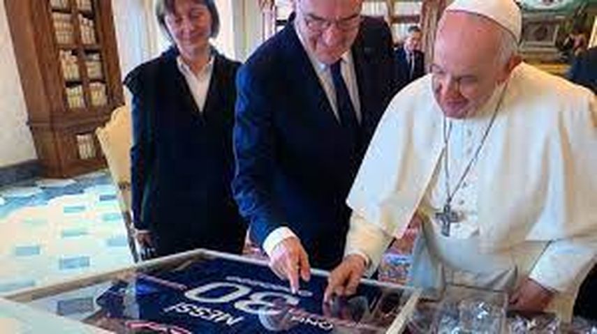 El primer ministro francés regala al papa la camiseta de Messi del PSG