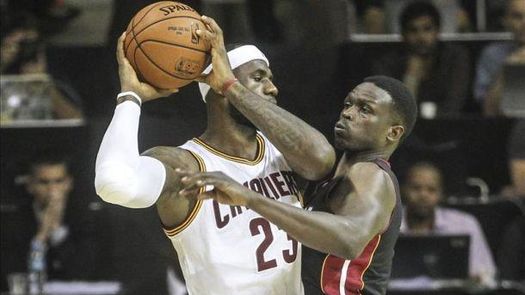 Los Spurs anulan a James y Raptors ganan duelo de los líderes de Conferencia