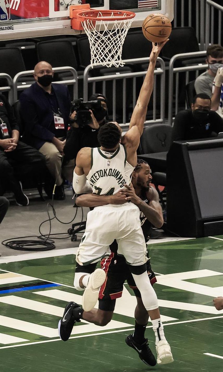 132-98. Antetokounmpo destroza a los Heat y los Bucks toman ventaja de 2-0