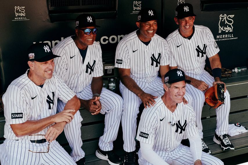 En esta fotografía aparece Mariano Rivera junto a cuatro de sus excompañeros con los que ganó las Series Mundiales de 1996