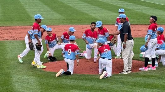 Los jugadores del equipo de Panamá se arrodillan en la lomita del Volunteer Stadium para dar gracias por la primera victoria en la Serie Mundial de Williamsport, 2025. Foto: Cortesía/Edgardo Vidal