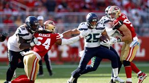 Santa Clara (United States), 03/10/2021.- Seattle Seahawks running back Travis Homer (C) eludes a tackle by San Francisco 49ers middle linebacker Fred Warner (2-L) during the second half of the NFL American Football game between the Seattle Seahawks and San Francisco 49ers at Levis Stadium in Santa Clara, California, USA, 03 October 2021. (Estados Unidos) EFE/EPA/JOHN G. MABANGLO