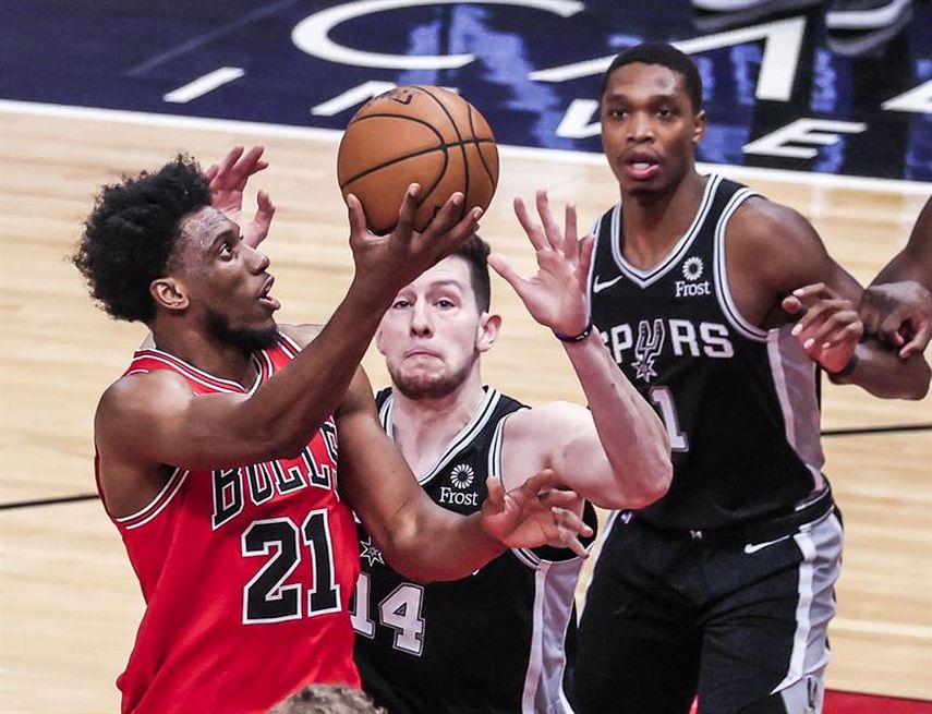 99-106. Poeltl y Spurs remontan y derrotan a Bulls para consolidar el liderato