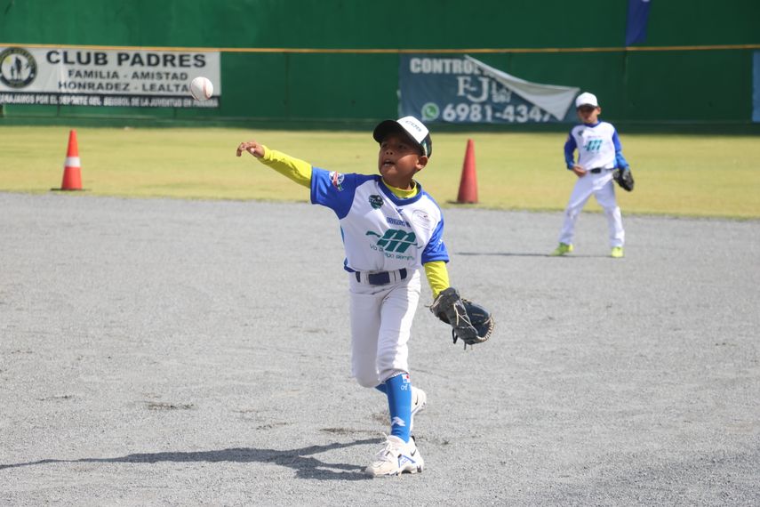 Jugador de los Dragons de MVP lanzando la pelota.&nbsp;