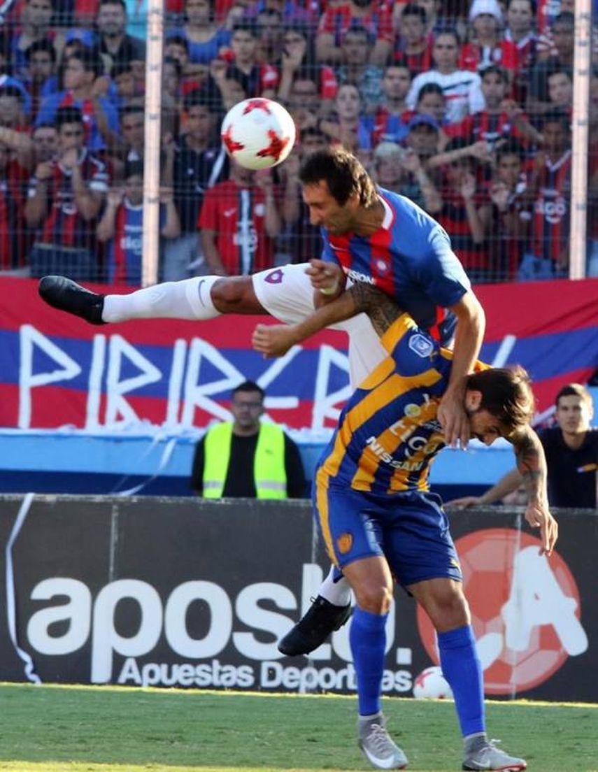 El defensa uruguayo Ignacio Pallas firma con el Puebla del fútbol mexicano