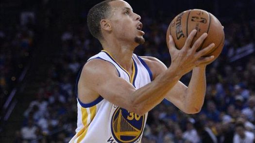 87-98. Curry marca la diferencia en duelo de invictos, que ganan los Warriors