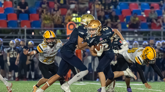 Los Fighting Owls del AIP superaron de manera dominante a los Kolts de Kiwanis 44-0 en la quinta fecha de la KFL Contact Juvenil. Los Fighting Owls del AIP superaron de manera dominante a los Kolts de Kiwanis 44-0 en la quinta fecha de la KFL Contact Juvenil.