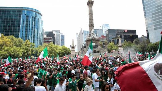 Hincha mexicano pide matrimonio a su novia en los festejos de la selección