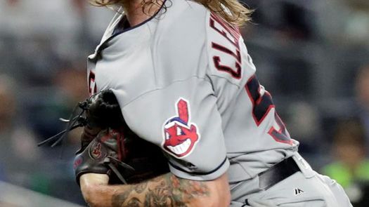 El abridor Mike Clevinger cambia a los Indios por los Padres
