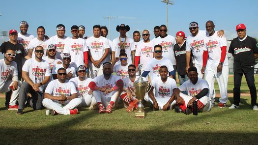 Jugadores, técnicos y directivos de los Federales de Chiriquí posan con el trofeo de campeones de la temporada 2024 de Probeis tras barrer a las Águilas en la Final. Foto: Cortesía/Probeis