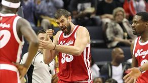 92-93. Barnes anota un triple ganador y Marc Gasol aporta un doble-doble