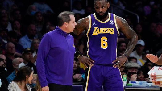 El entrenador de Los Ángeles Lakers, Fran Vogel estaría siendo evaluado partido a partido.&nbsp; &nbsp;