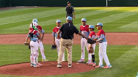 El mánager del Panamá, Elpidio Pinto (de negro) conversa con sus jugadores durante el segundo juego de los nuestros en Williamsport, ante Aruba. Foto: Cortesía/Edgardo Vidal
