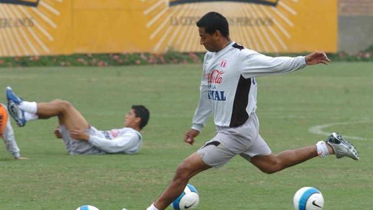 Nolberto Solano felicita al Leicester City por ganar la Premier League
