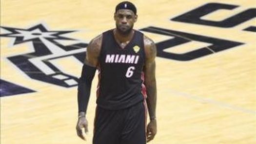 LeBron James se va de vacaciones sin definir su futuro