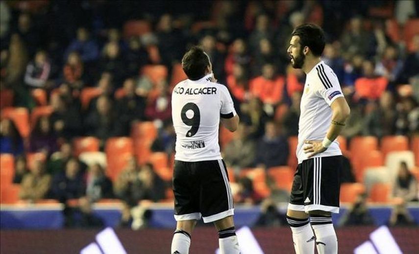 Gary Neville nombra capitanes a Alcácer y Negredo, tras un acuerdo con Parejo