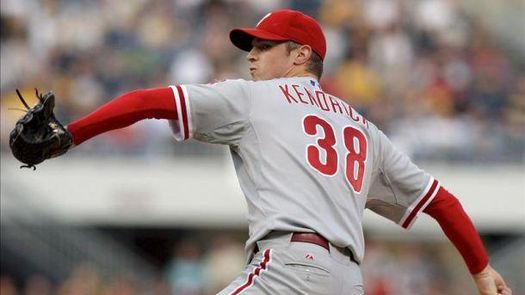 2-1. Kendrick vence con sus lanzamientos a los Marlins