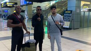 El boxeador panameño Orlando Mosquera (centro) posa junto a su grupo de trabajo antes de ingresar al sector de migración en el Aeropuerto de Tocumen. Foto: Cortesía/Team Mosquera