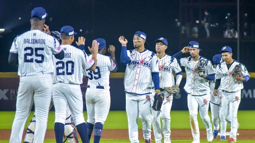 Los jugadores de la Selección Mayor de Béisbol de Panamá se saludan tras la victoria que alcanzaron sobre Puerto Rico en el cierre del Grupo A del Torneo Premier 12. Foto: Cortesía/WBSC