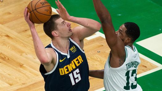 102-103. Jokic sella quinta victoria seguida de Nuggets; Campazzo, 8 puntos