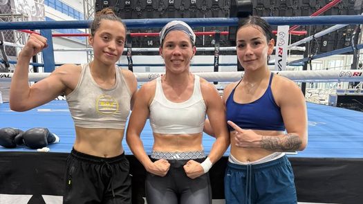 Las argentinas Sofía Robles (izquierda) y Tatiana Daglio (derecha) han estado ayudando a la panameña Nataly Delgado en sus guanteos. Foto: Cortesía/Team Delgado Las argentinas Sofía Robles (izquierda) y Tatiana Daglio (derecha) han estado ayudando a la panameña Nataly Delgado en sus guanteos. Foto: Cortesía/Team Delgado