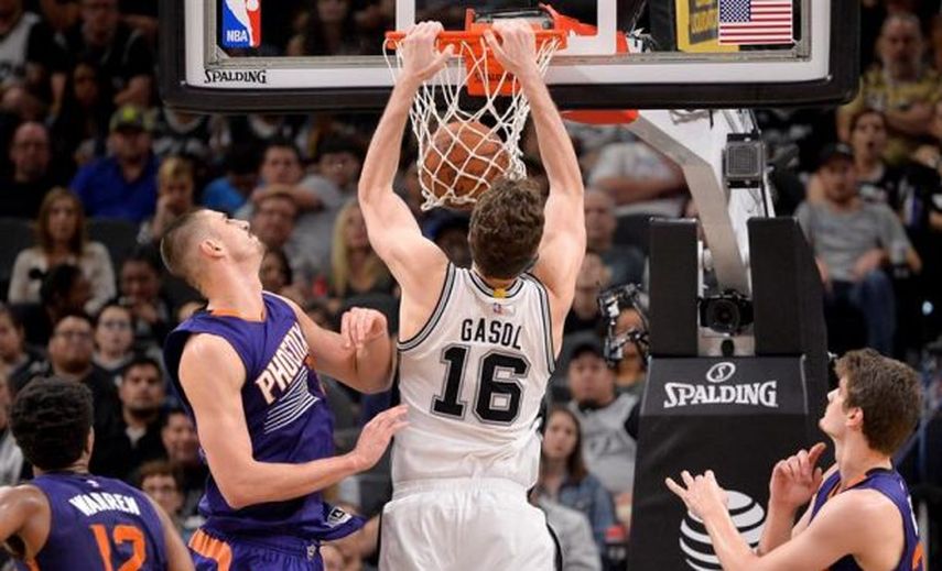Los Warriors se acreditan ante los Raptors, los Spurs ganan sin Leonard