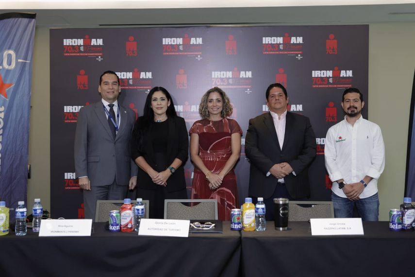 Los integrantes de la mesa principal de izquierda a derecha; Juan Carlos Valdés