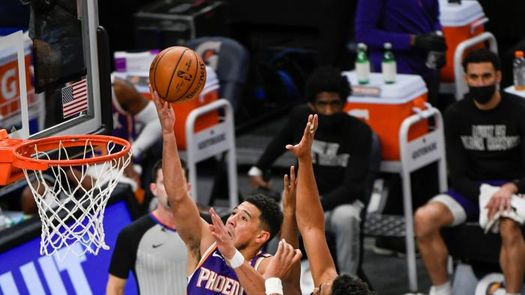 121-116. Booker, con 45 puntos, mantiene ganadores a los Suns